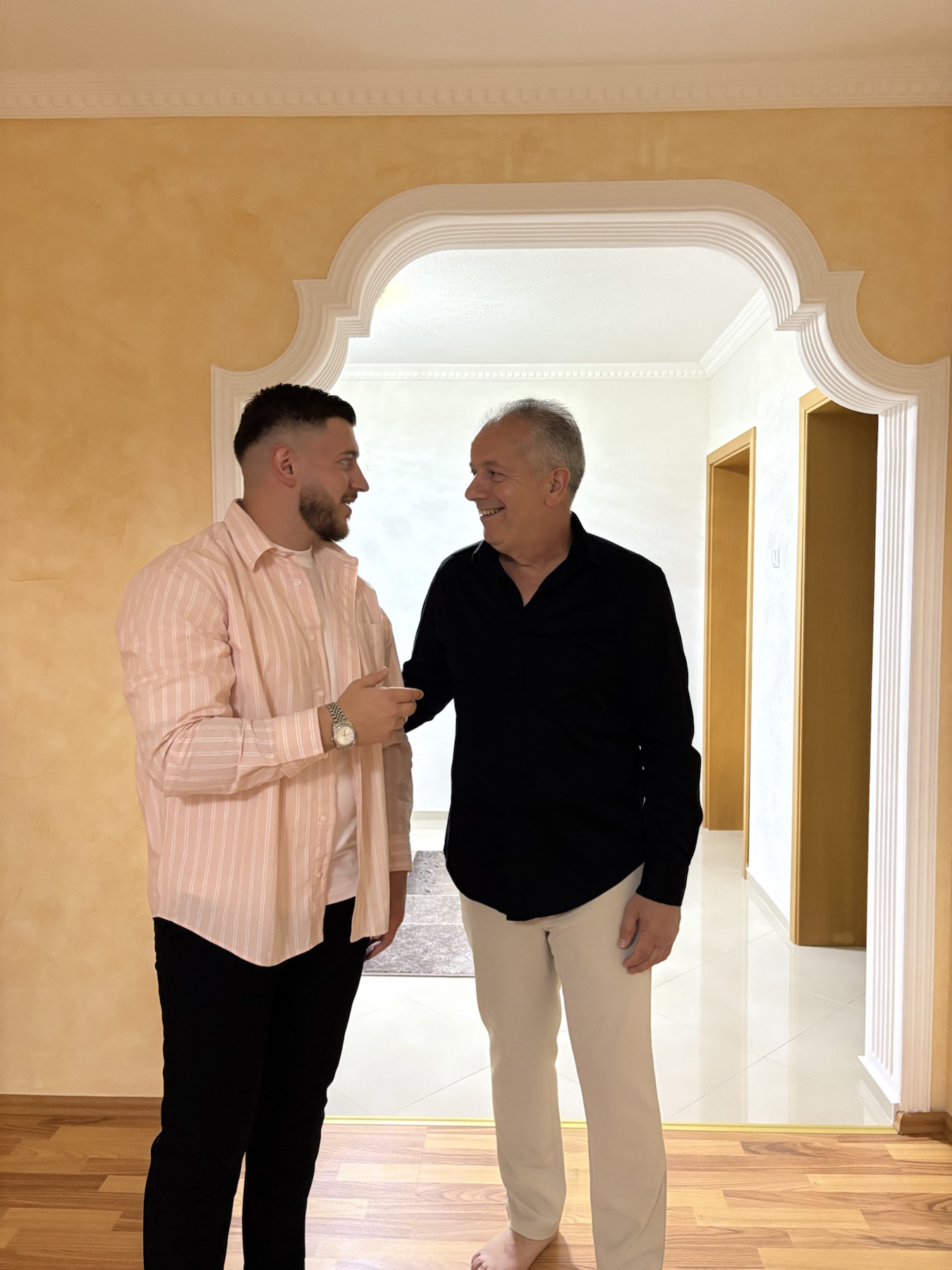Bledard Hodolli et Vehbi Hodolli échangeant dans un intérieur en rénovation